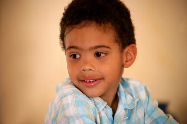 小さな黒い男の子の肖像画 — ストック写真
