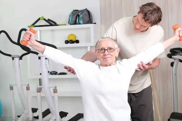 Femme âgée avec entraîneur sportif — Photo