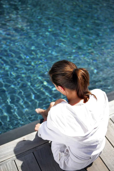 Γυναίκα που κάθεται δίπλα μια πισίνα — Φωτογραφία Αρχείου