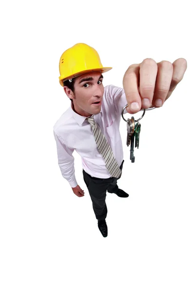 Agente inmobiliario colgando llaves —  Fotos de Stock