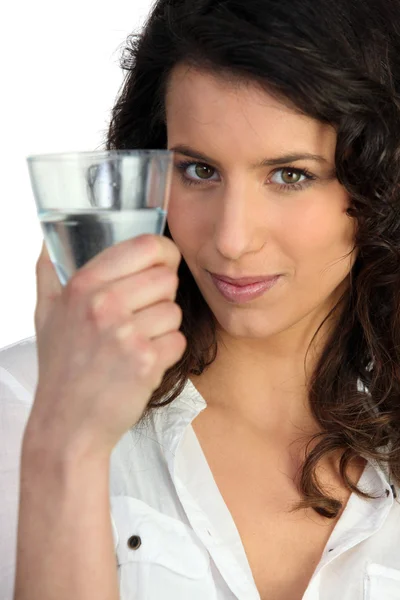 Mulher prestes a beber água — Fotografia de Stock