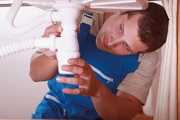 Male plumber connecting pipes — Stock Photo, Image