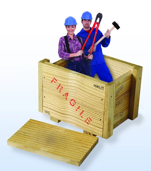 Жінки і чоловіки будівельники в дерев'яній коробці — стокове фото