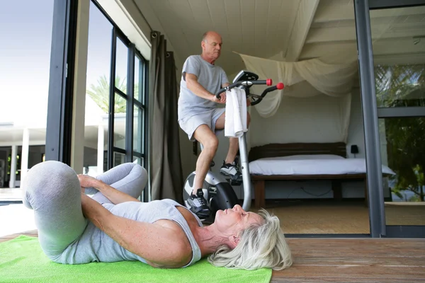 Seniorenpaar hält sich fit — Stockfoto