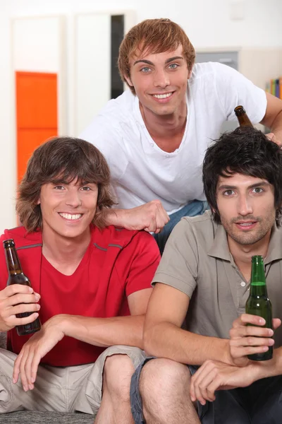 Tři kluci 18 let pití piva doma — Stock fotografie