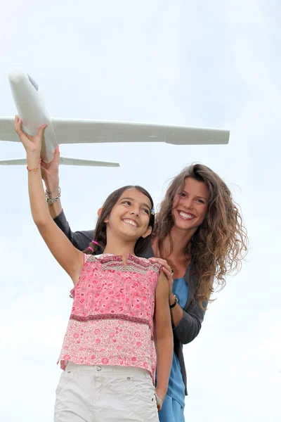 母亲和女儿与模型飞机 — 图库照片