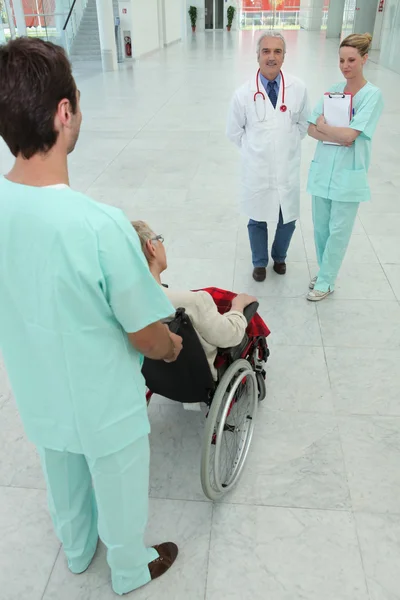 Médico e enfermeiro com paciente — Fotografia de Stock