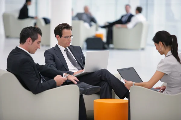 Businesspeople waiting at the airport — Stock Photo, Image