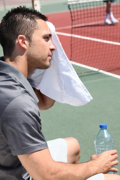 Jugador de tenis barriendo el sudor de su frente — Foto de Stock