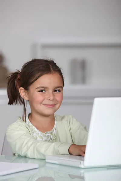 Menina sentou-se com computador portátil — Fotografia de Stock