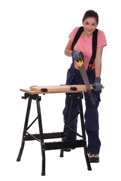 Tischlerin beim Sägen einer Planke — Stockfoto