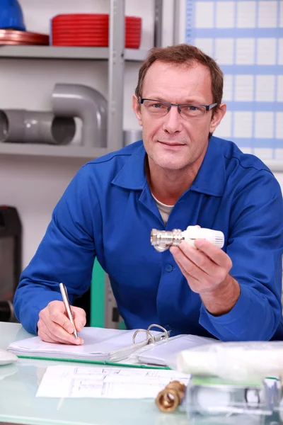 Bouwvakker het bijhouden van een logboek van de inventaris — Stockfoto