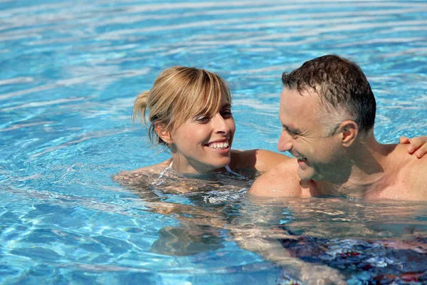 Άνδρας και γυναίκα σε μια πισίνα — Φωτογραφία Αρχείου