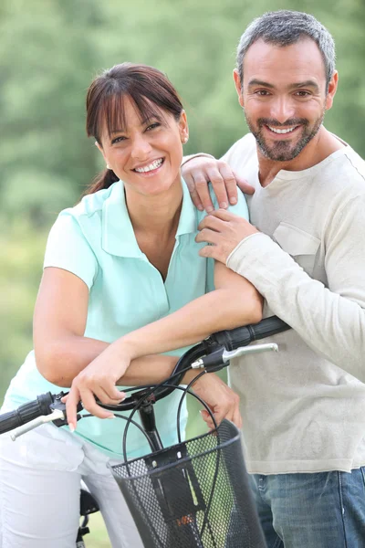 Casal com bicicleta — Fotografia de Stock