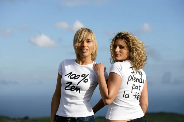 Zwei blonde Frauen im Freien — Stockfoto