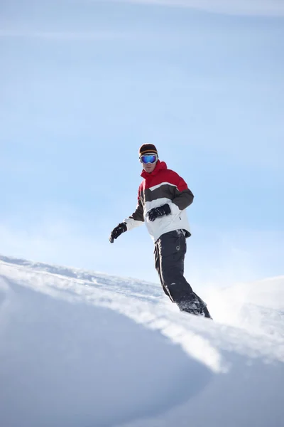 Человек на сноуборде один — стоковое фото