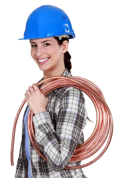 Kvinnliga rörmokare anläggning pipe — Stockfoto