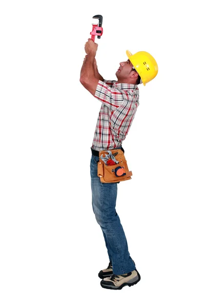 Handwerker arbeitet mit Schraubenschlüssel — Stockfoto