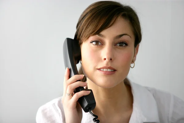 Nő vesz egy telefonhívás — Stock Fotó