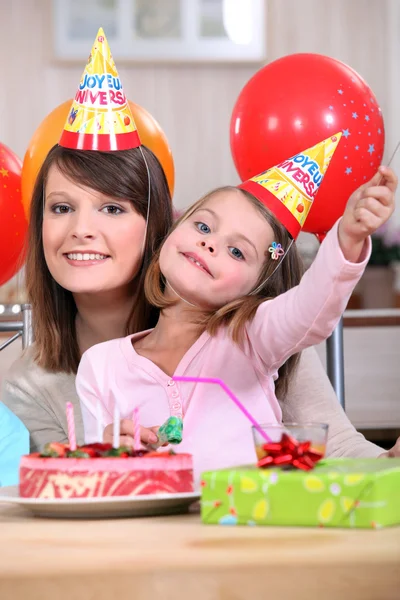 Meisje op verjaardagsfeestje — Stockfoto
