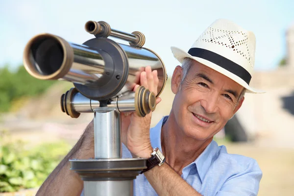 Man looking into a tower viewer — Stock Photo, Image