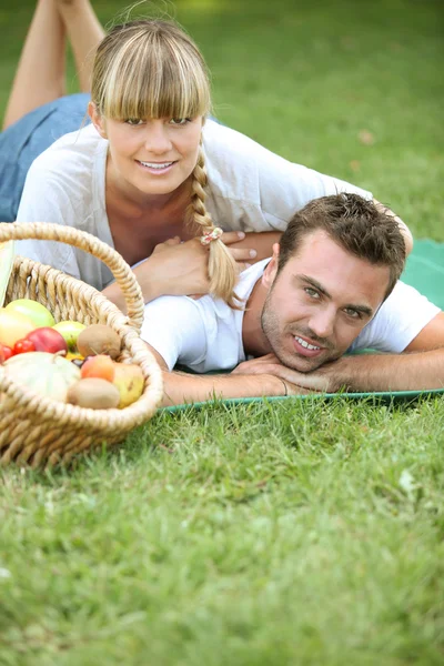 Par har en romantisk picknick tillsammans — Stockfoto