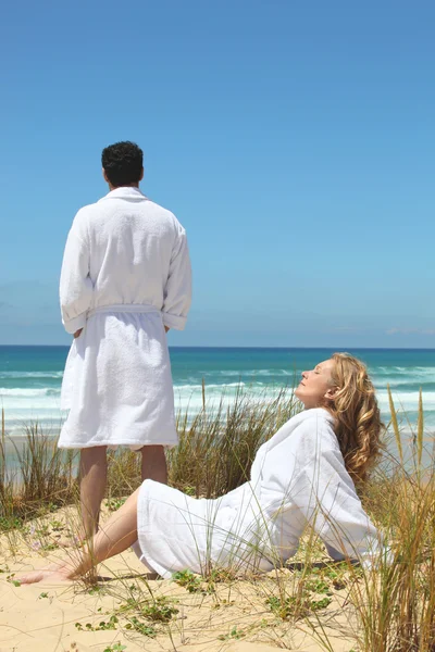 커플 즐기는 해변 휴식 — 스톡 사진