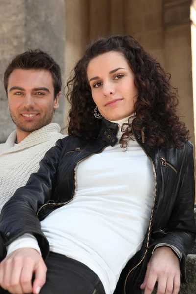 Couple debout à l'extérieur de la maison — Photo