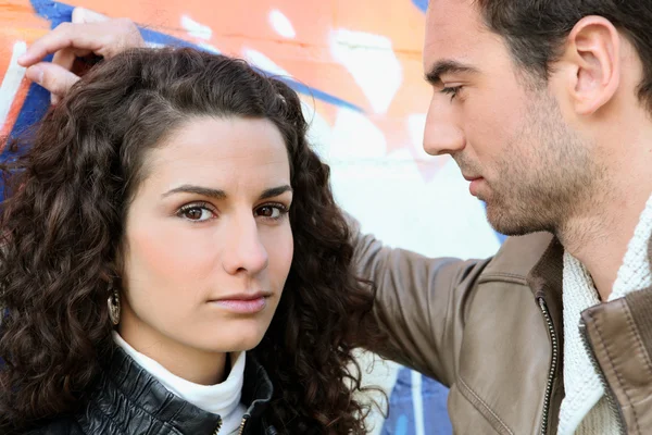 Vrouw en man leunend — Stockfoto