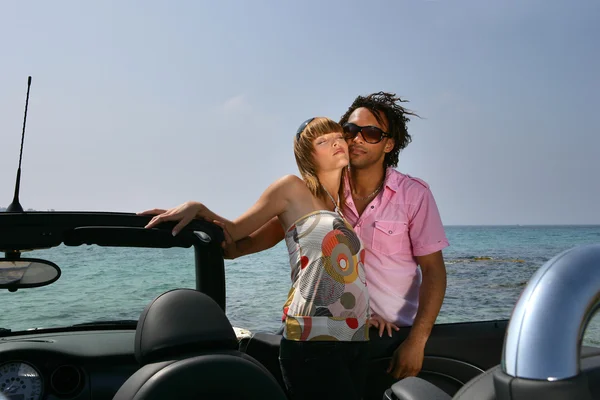 Paar genießt die Vorteile des Besitzes eines Cabrios — Stockfoto