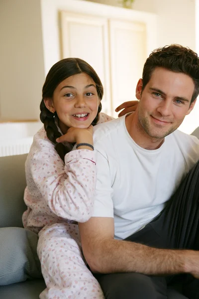 Vater und Tochter chillen auf dem Sofa — Stockfoto