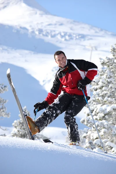 Веселый человек на лыжах — стоковое фото