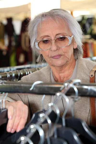 Anziani signora vestiti shopping — Foto Stock