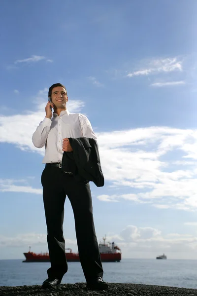 Muž mluví po telefonu na nábřeží — Stock fotografie