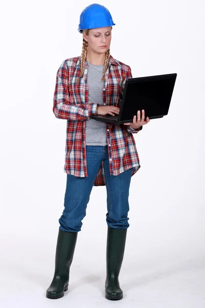 Laptop construtor feminino — Fotografia de Stock