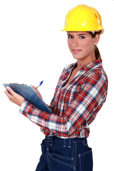 Supervisor femenino sujetando portapapeles —  Fotos de Stock