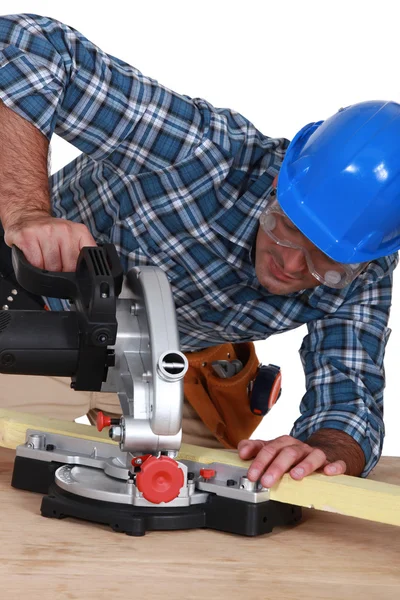 Timmerman met een cirkelzaag — Stockfoto