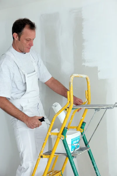 Uomo pittura una stanza bianca — Foto Stock