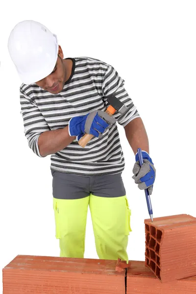 Worker using a hammer and chisel — Stock Photo, Image