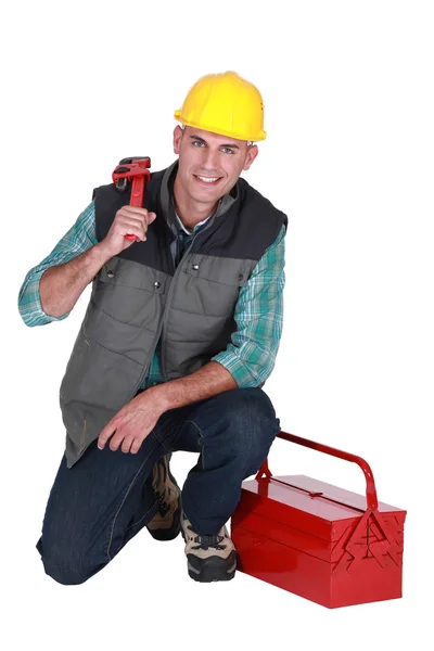 Plombier souriant avec sa boîte à outils sur fond blanc — Photo