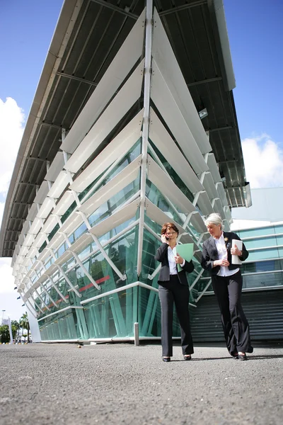 Podnikatelky, stojící před budovu — Stock fotografie