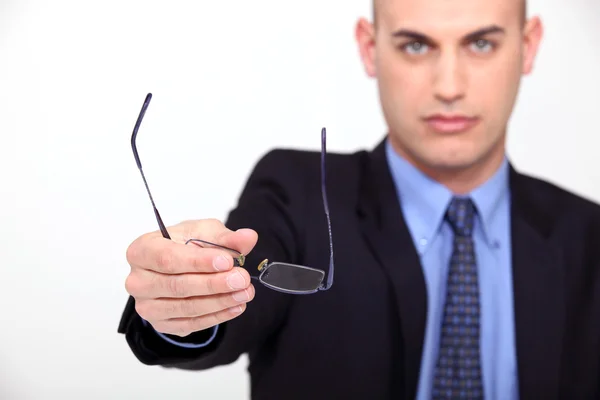 Un homme d'affaires qui remet ses lunettes . — Photo