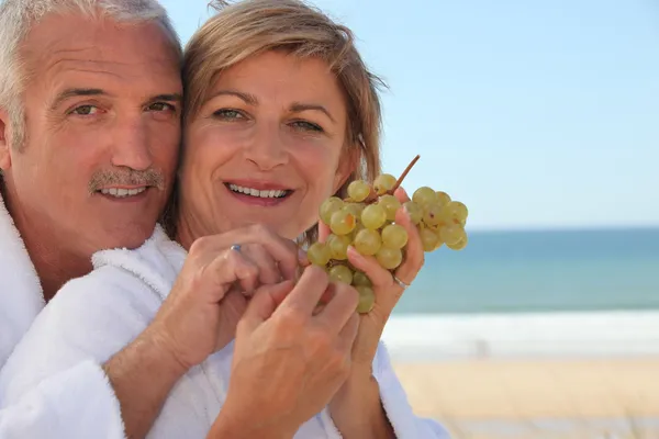 Pareja comiendo un ramo de uvas —  Fotos de Stock