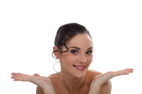 Lächelnde braunhaarige Frau auf weißem Hintergrund — Stockfoto