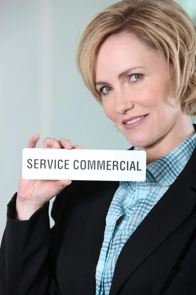 Kvinna med service kommersiella skylt — Stockfoto