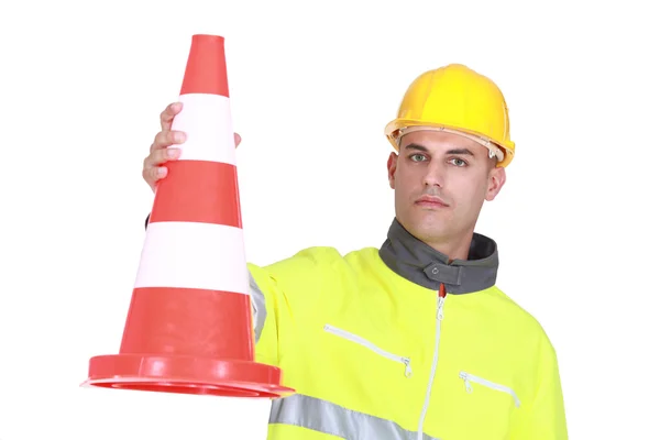 Trabalhador com um cone de tráfego — Fotografia de Stock