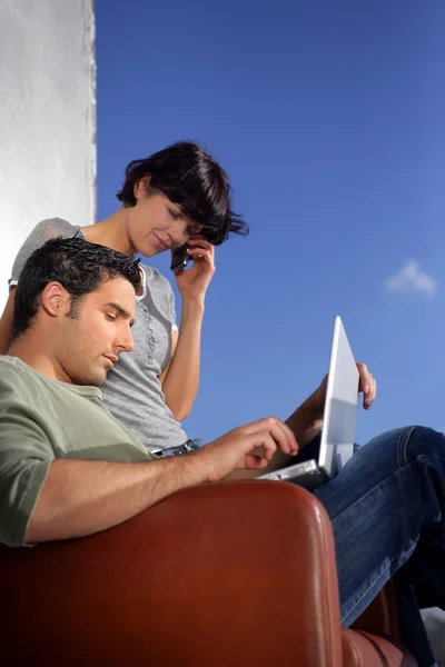 Couple sat outside wuth laptop — Stock Photo, Image