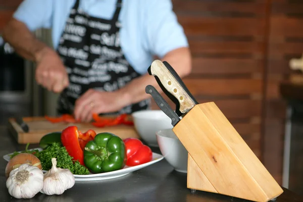 Hombre cortando verduras — Foto de Stock