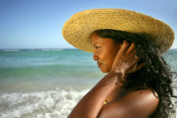 Hasır şapkalı kadın denizi izliyor. — Stok fotoğraf