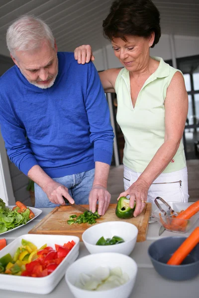 Older couple preparing a meal — Stock Photo, Image